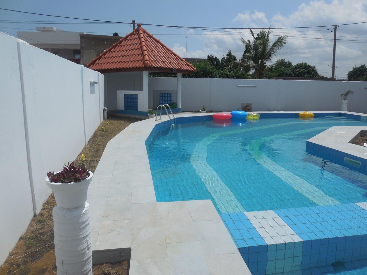 Hotel Bkbg Lome Bagian luar foto
